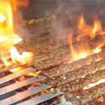 طهي الكباب على شواية الفحم هو فن الطبخ في الهواء الطلق